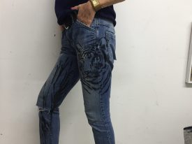 „Pimp my Jeans“: Wieso solltet Malerei auf Leinwände beschränkt sein?